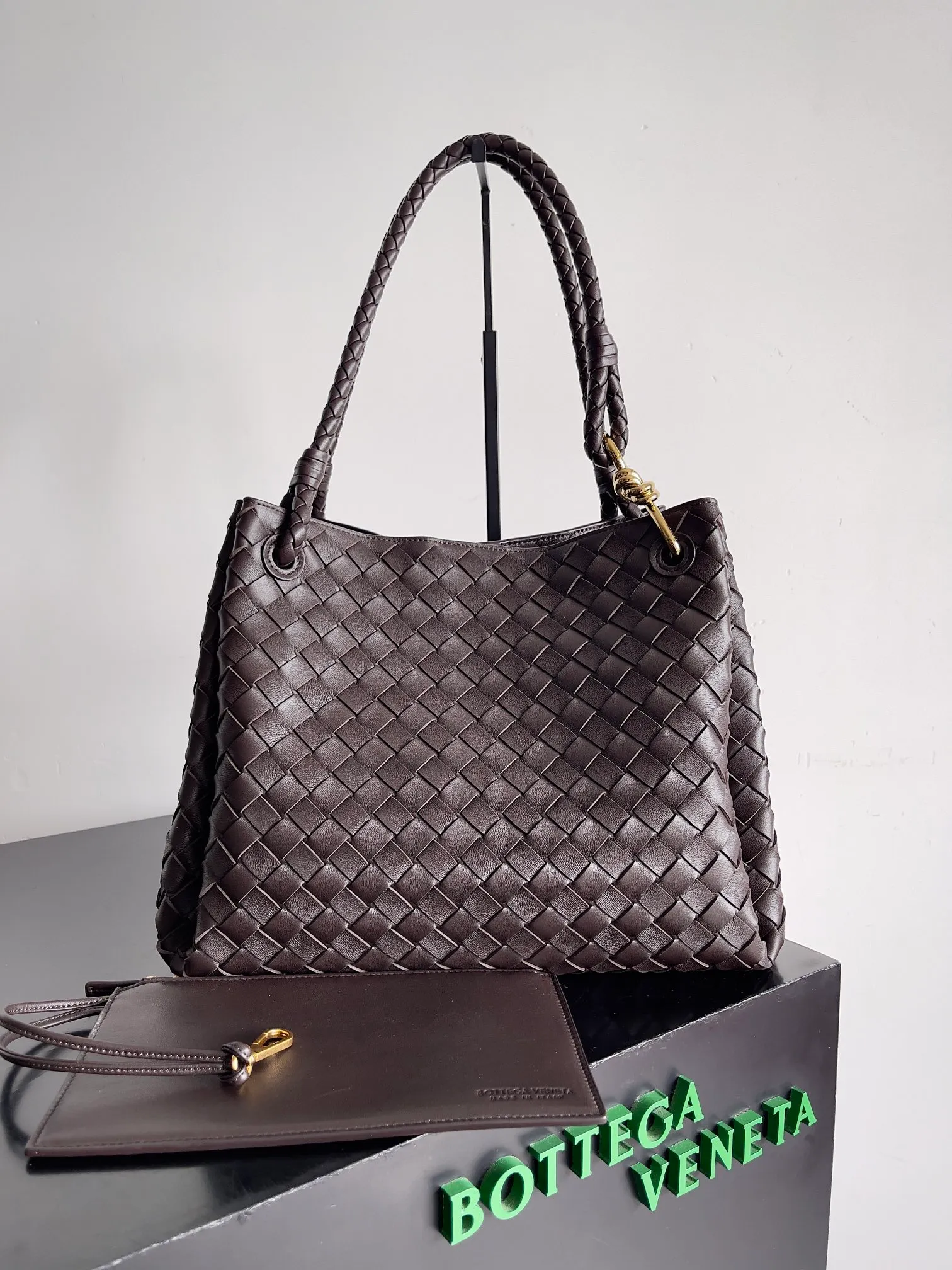 Batch 2660 24 early autumn new model Andiamo Parachute is made of a whole piece of woven leather. It is processed by folding stitching at the four corners. # Craftsmanship and creativity. The large size is atmospheric and practical. One of the must-selects for BV. It has a large space, can hold a computer, the shoulder strap is thick, and the upper shoulder is very comfortable. The large parachute can be carried on the body and can be carried on the body. The upper body is versatile and cute☺️ Style number: 796571 Size: 30*26*20cm